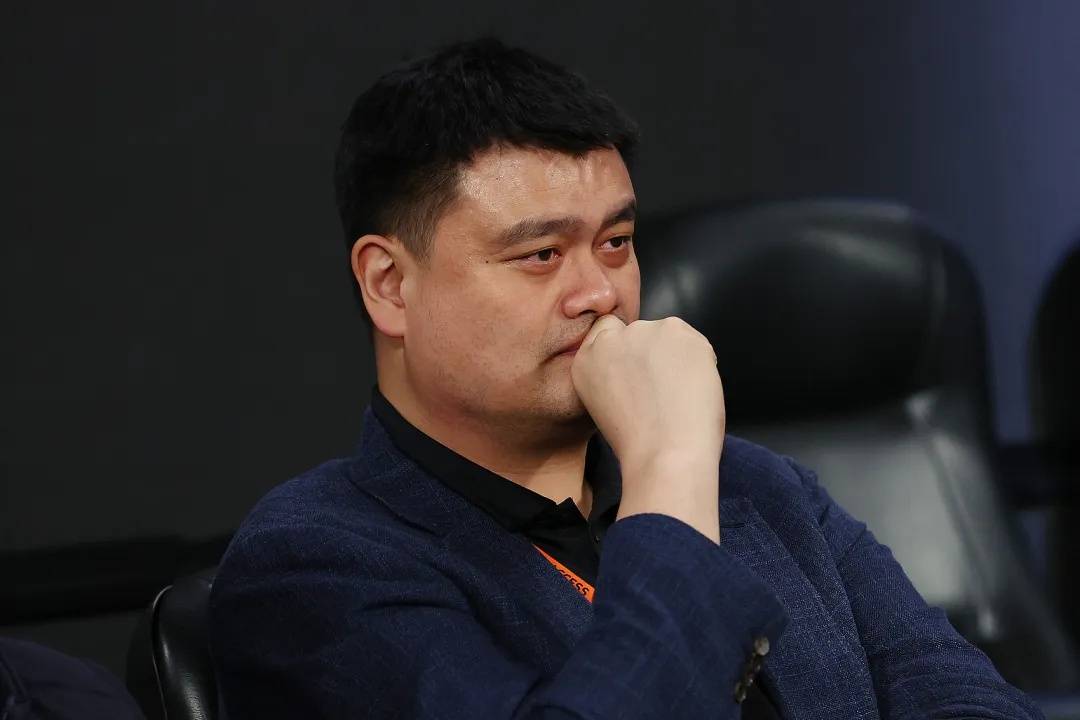 姚明父女最新同框，15岁女儿姚沁蕾身高1米9赶超成年男性