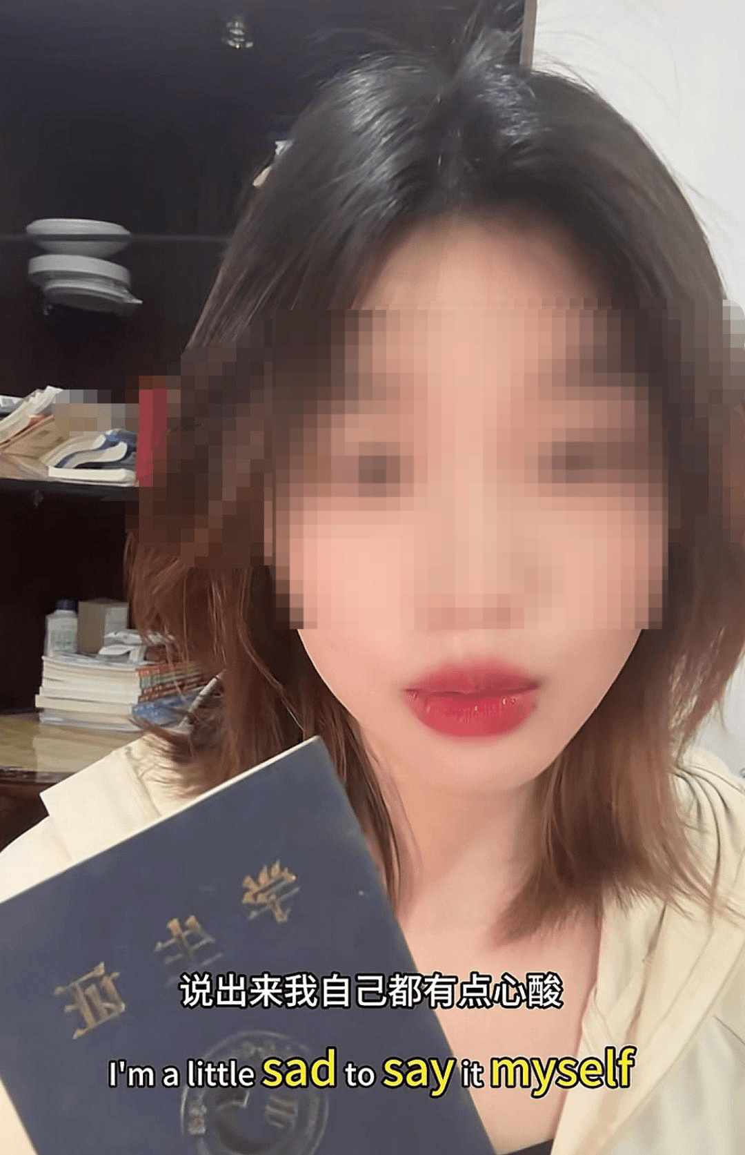 女子称大学毕业3年后摆摊被老师要求删视频“影响学校声誉”？校方回应