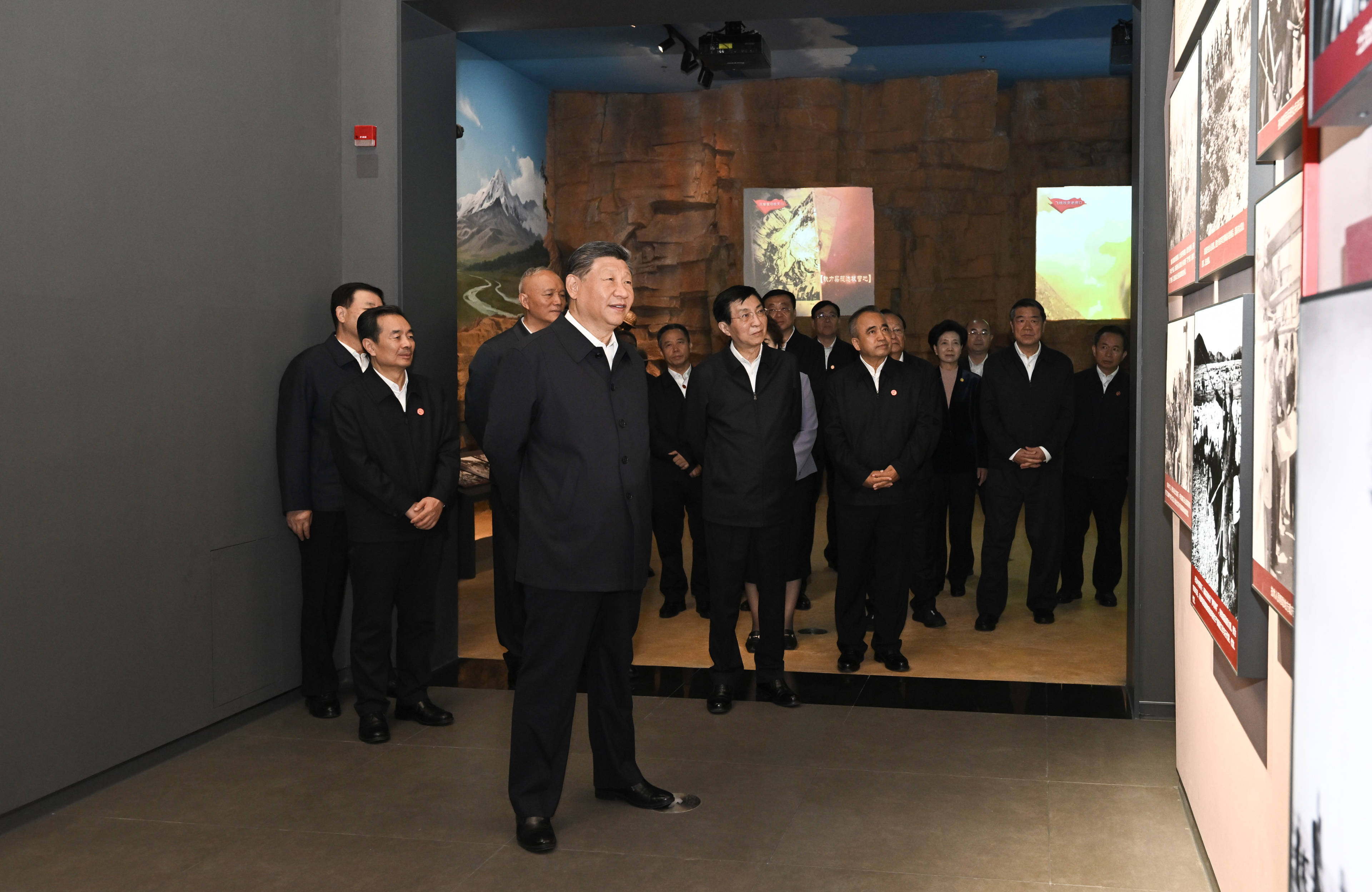 习近平参观新疆维吾尔自治区成立70周年主题成就展